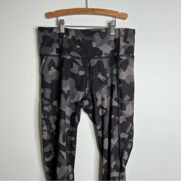 Athleta Women's Black Gray Lightning Camo 7/8 Tight Leggings Size M - Picture 3 of 8